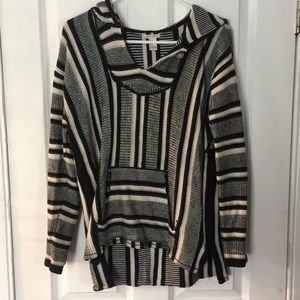 Black and white drug rug/pullover